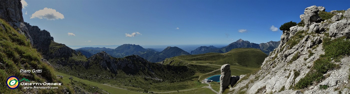 28 Vista panoramica sulla Valle dei Camosci, Il rif. Lecco, il Resegone, le Grigne.jpg